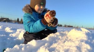 Играем в машинки. Пускаем машинки с горки. Макс сломал трассу. Видео для детей