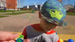 В поисках игрушек на детской площадке: Макс нашел много игрушек