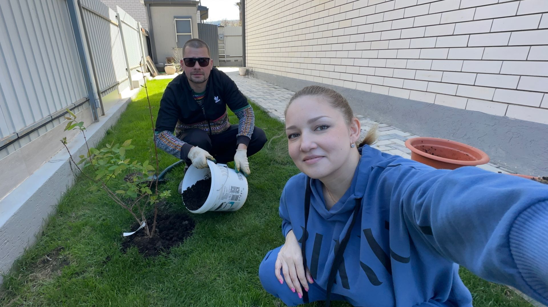 ВЛОГ! Не знаю чем но болею! Юля портит газон!