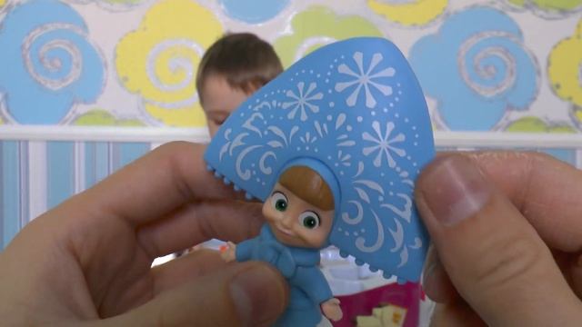 Макс распаковывает набор с игрушками Маша и Медведь