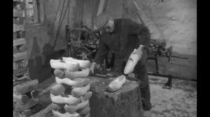 От бревна к сабо: как сделать деревянную обувь.