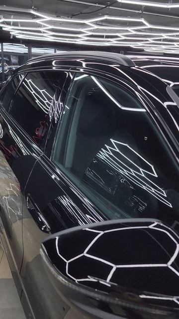 Audi Q5 - бронирование кузова и бронирование мониторов, установка защитной сетки