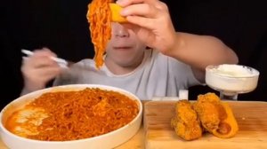 Мукбанг сырная лапша и курица 🍜 много еды. Еда на камеру