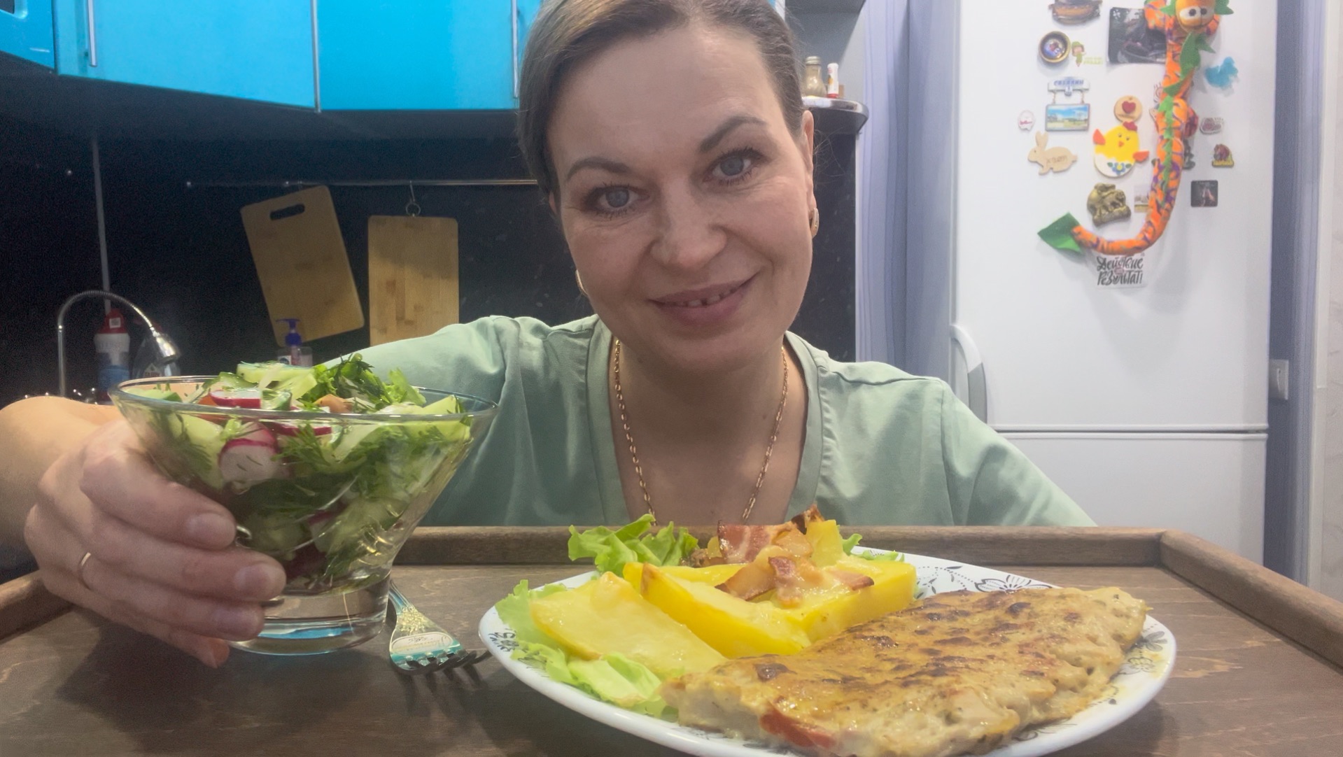 МУКБАНГ МЯСНАЯ ЛЕПЕШКА С НАЧИНКОЙ И КАРТОШКОЙ/САЛАТ ОВОЩНОЙ/MUKBANG ЕДА ОБЖОР