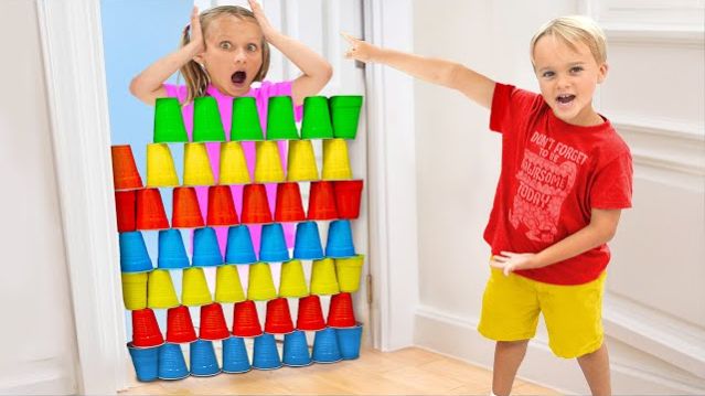 Крис и Алиса играют с цветными стаканчиками, учатся работать в команде и уважать других