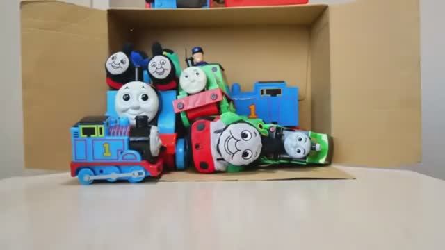 Для детей.  Паровозик Томас и его друзья! Играем паровозиками.