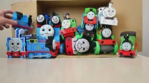 Для детей.  Паровозик Томас и его друзья! Играем паровозиками.