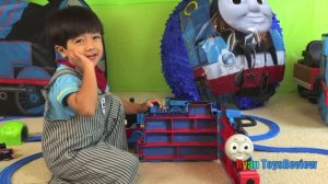 GIANT EGG SURPRISE OPENING Thomas and Friends Toy Trains_part1_2