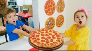 дети учатся делать пиццу