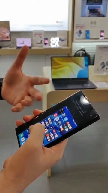 Huawei удобен в одной руке, даже если это  лопата