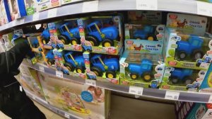 ИЩЕМ СИНИЙ ТРАКТОР в МАГАЗИНЕ ИГРУШЕК