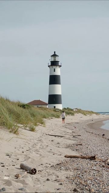 Маяк на берегу: спокойное путешествие вдоль моря #маяк #пейзаж #природа