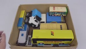 Мультики для детей и малышей. Мультики про машинки .Разбираем коробку с автобусами .