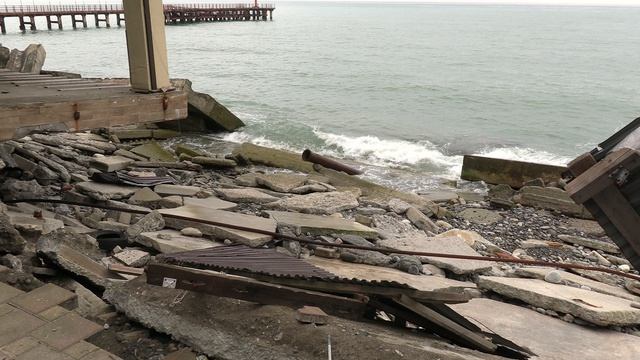В Сочи посёлок Лоо, разрушенная штормами набережная.