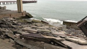 В Сочи посёлок Лоо, разрушенная штормами набережная.