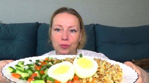 Мукбанг от Яновны гречка с курицей, салат овощной, яйцо вареное. Еда вкуснота.
