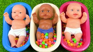 Мультики для детей.  Мультики про пупсов. Куклы в ванночках с цветными конфетками.