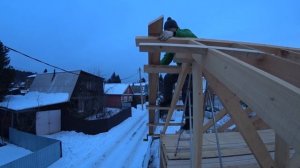 Выносные стропила готовы. Этап монтажа обрешетки. Пора заказывать кровельный материал.