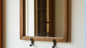 Специальные держатели для крепления зеркала на стену.