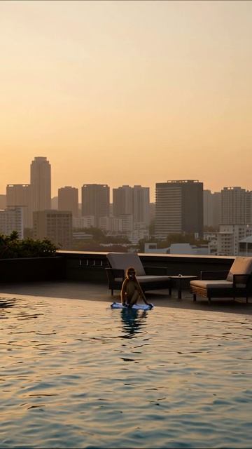 Невероятный закат у бассейна с обезьяной #пейзаж #животные #закат