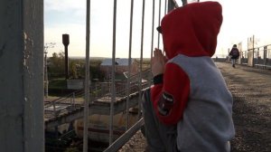 Макс смотрит поезда и электрички