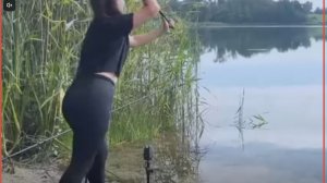 Девушка рыбачит на поплавок. Ловля карася. Красивая девушка. Аутдорс.