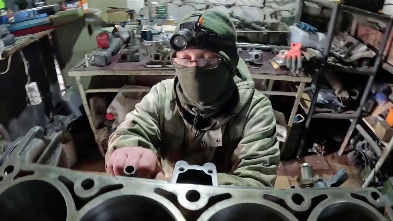 Бойцы ремонтных рот в полевых условиях дают вторую жизнь поврежденной боевой технике.