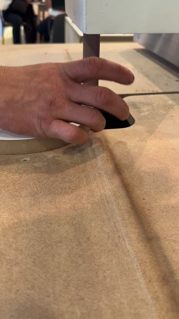 Почему не нужно давить на ленту при шлифовке торцов 🤚