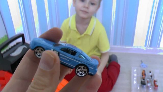 Макс играет в машинки Хот Вилс - видео про машинки для детей - Игрушки для мальчиков