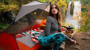 Одиночный поход девушки и кемпинг с классной палаткой. Купание , приготовление пищи.