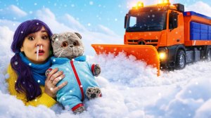 Котик Дымок потерял телефон в снегу! Снегоуборщик помогает найти