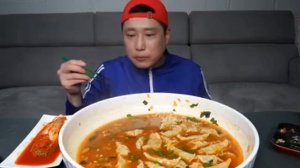 Мукбанг 5 порций лапши с пельменями 🤤 залипательно. Еда на камеру