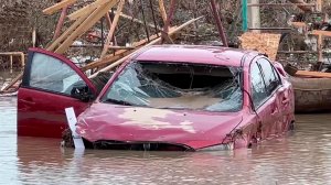 Женщина с ребенком погибли в унесенной течением машине в Дагестане: кадры.
