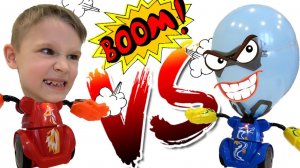 Битва роботов. Макс и папа играют с игрушками. Видео для детей