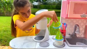 Настя и Стейси готовят десерты для папы