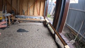 Установка секционных ворот. Земляные работы на участке. Детей отвезли в лагерь.