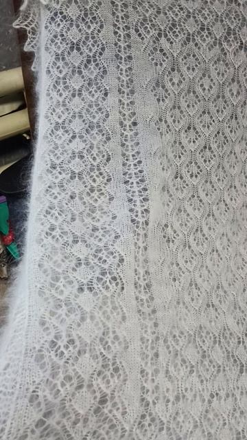 Белый ажурный пуховый платок 