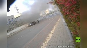 كاميرا المراقبة تسجل لحظة إصابة امرأة بشظايا صاروخ تم اعتراضه في بتاح تكفا