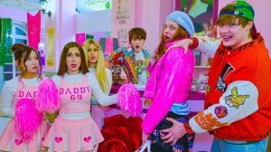 МОЙ ПАРЕНЬ СТАЛ ДЕВОЧКОЙ НА ОДИН ДЕНЬ!!! ДИАНА ШОКИРОВАЛА ВСЮ ШКОЛУ - КТО ЭТА ГЛАМУРНАЯ НОВЕНЬКАЯ?