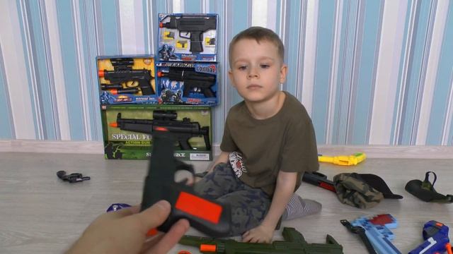 Оружие для детей - Макс показывает свой арсенал - Игрушечные пистолеты, автоматы и новое оружие