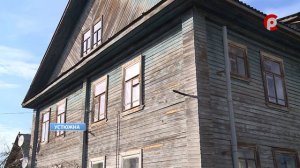 Устюжане несколько лет настаивают на капремонте здания на улице Володарского