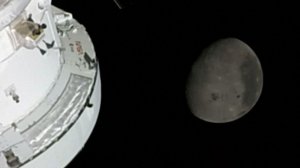 Вид на Луну с борта космического корабля Orion