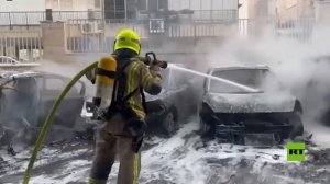 سيارات تحترق في بتاح تكفا بعد هجوم إيراني