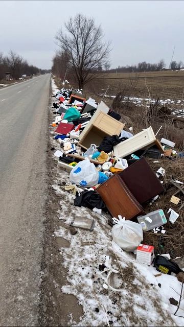 Печальная реальность: свалка на обочине дороги #экология #загрязнение #беспечность