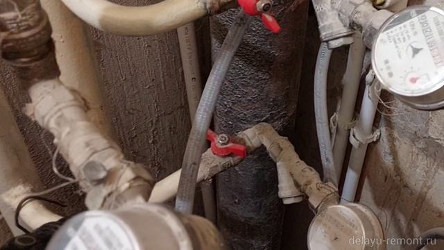 Срезаем полотенцесушитель, трубы, ставим перемычку.mp4