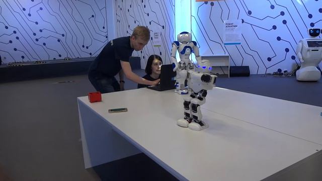 Робот альфа и робот NAO