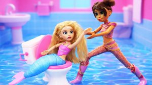 Русалочка оказывается в гостях у Кена! Каково ей на суше?