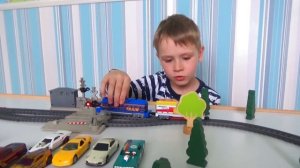 Игрушечная железная дорога и поезд - Видео про поезда и машинки для детей - Игрушки для мальчиков
