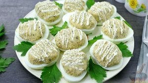 ЯЙЦА, ФАРШИРОВАННЫЕ ШПРОТАМИ И МАРИНОВАННЫМИ ОГУРЦАМИ