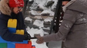 построили снежного человека из лего😁(Эдисон и Катя)